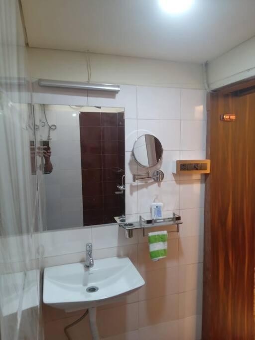 Ostro Inn Studio Apartment Колката Екстер'єр фото